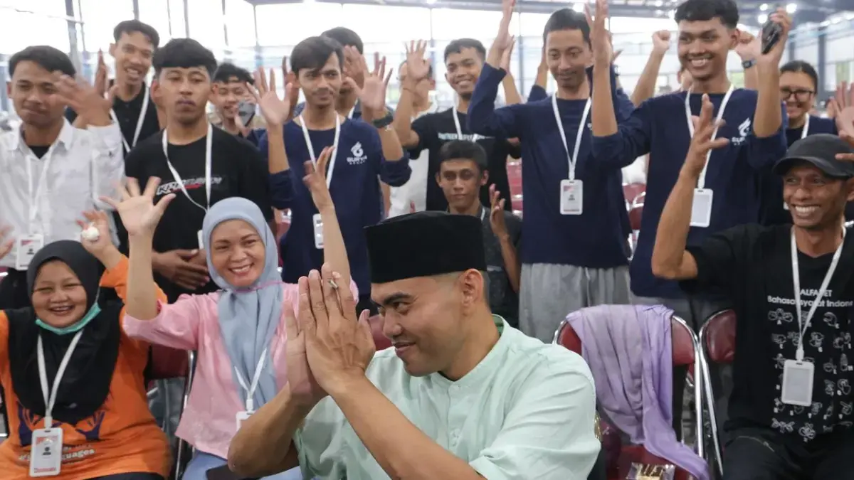 Bos PT Gisara Tantra Berkarya yang menaungi rokok HS, Muhammad Suryo saat menemui pekerja di pabrik HS. (Istimewa)