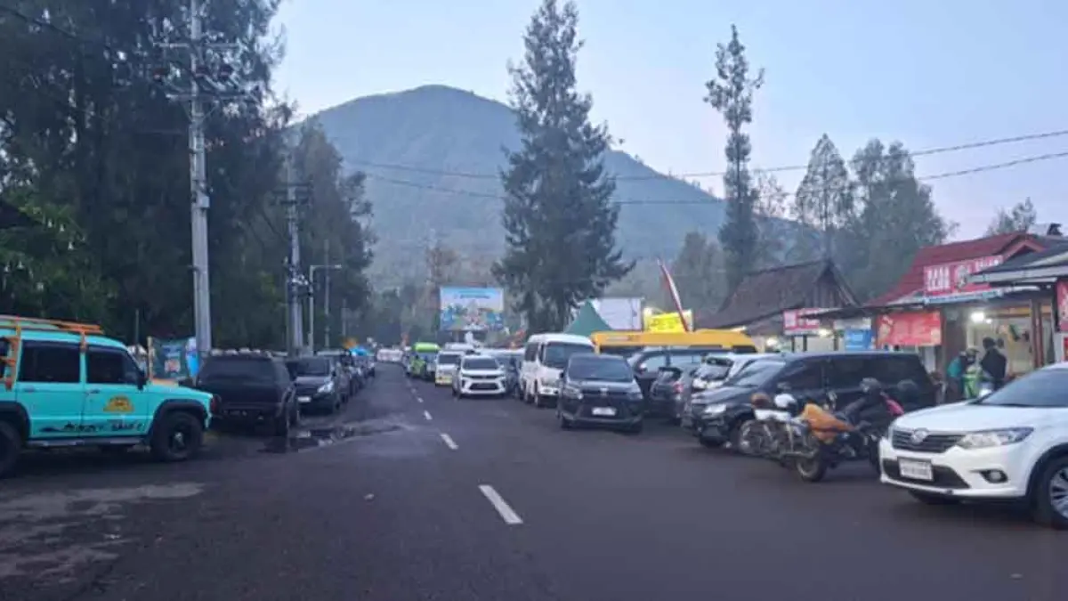 DESTINASI FAVORIT: Kendaraan roda 2 dan roda 4 berderet di kawasan Pos Paltuding, Ijen, Minggu (29/3). (Rusdi for Radar Banyuwangi)