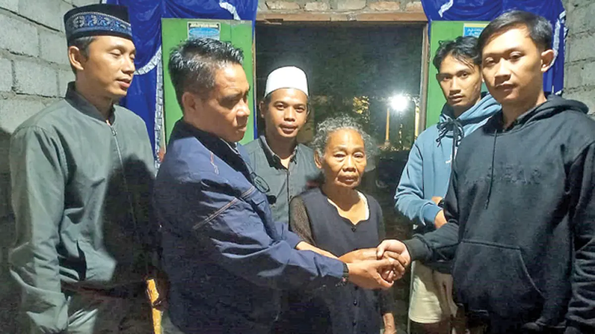 DISERAHKAN KE KELUARGA: Poniyem warga Desa/Kecamatan Tegalsari ditemukan dalam kondisi linglung di Desa Yosomulyo, Kecamatan Gambiran, pada Sabtu malam (28/3). (Suyanto for Radar Banyuwangi)