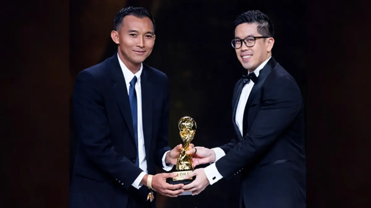 LARE OSENG: Wasit asal Banyuwangi, Fuad Qohar mendapat penghargaan assistant referee of the Year dari PSSI. (Fuad for Radar Banyuwangi)