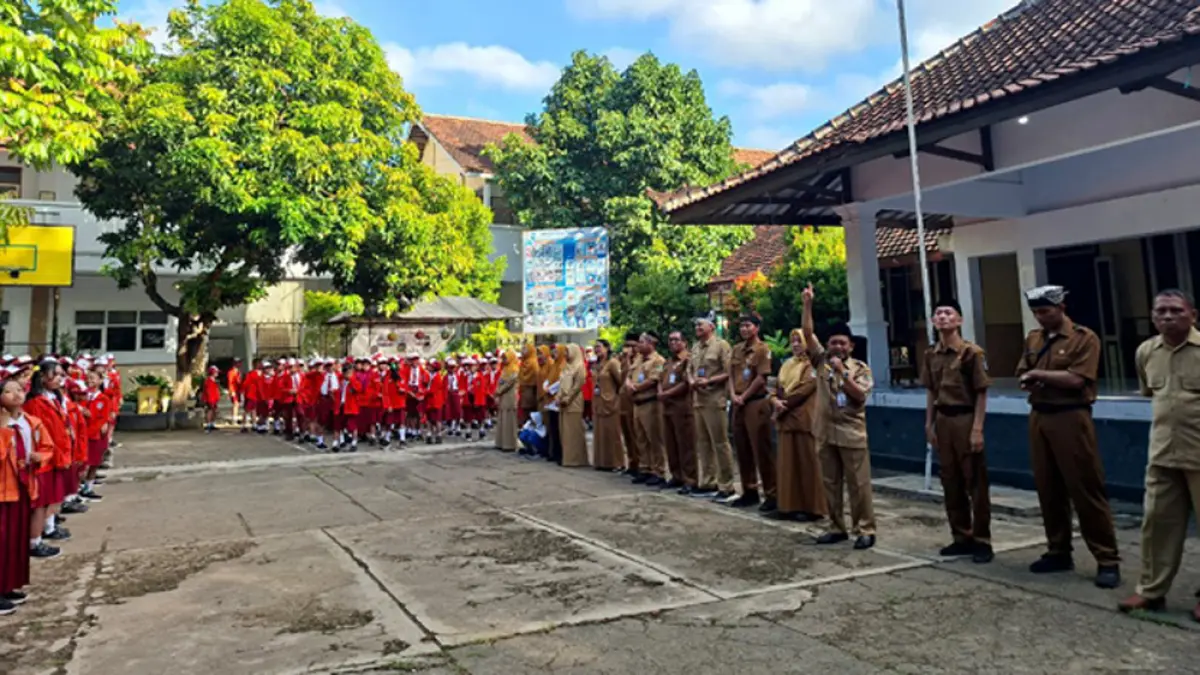 LIBURAN BERKAHIR: Siswa SDN 1 Kepatihan mengikuti upacara di hari pertama masuk sekolah setelah libur Lebaran, Senin (30/3). (Suliantari for Radar Banyuwangi)