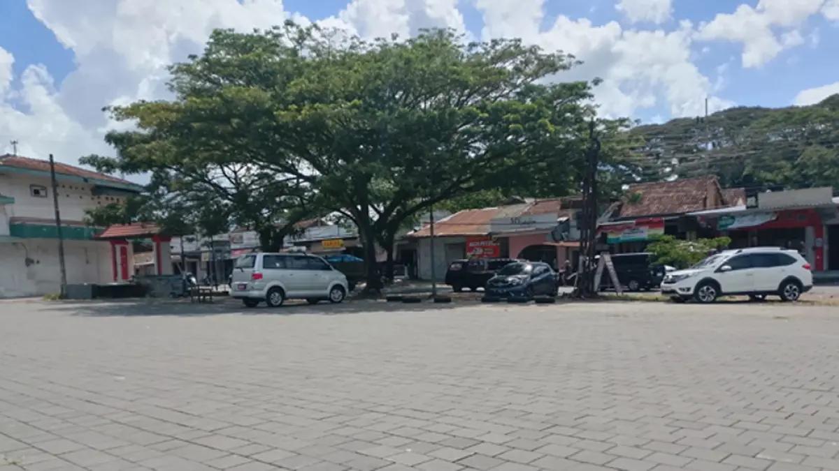 LUAS: Area parkir RTH Benculuk sudah bersih dari lapak pedagang kaki lima, Senin (30/4). (Zamrozi Wahyu/Radar Banyuwangi)