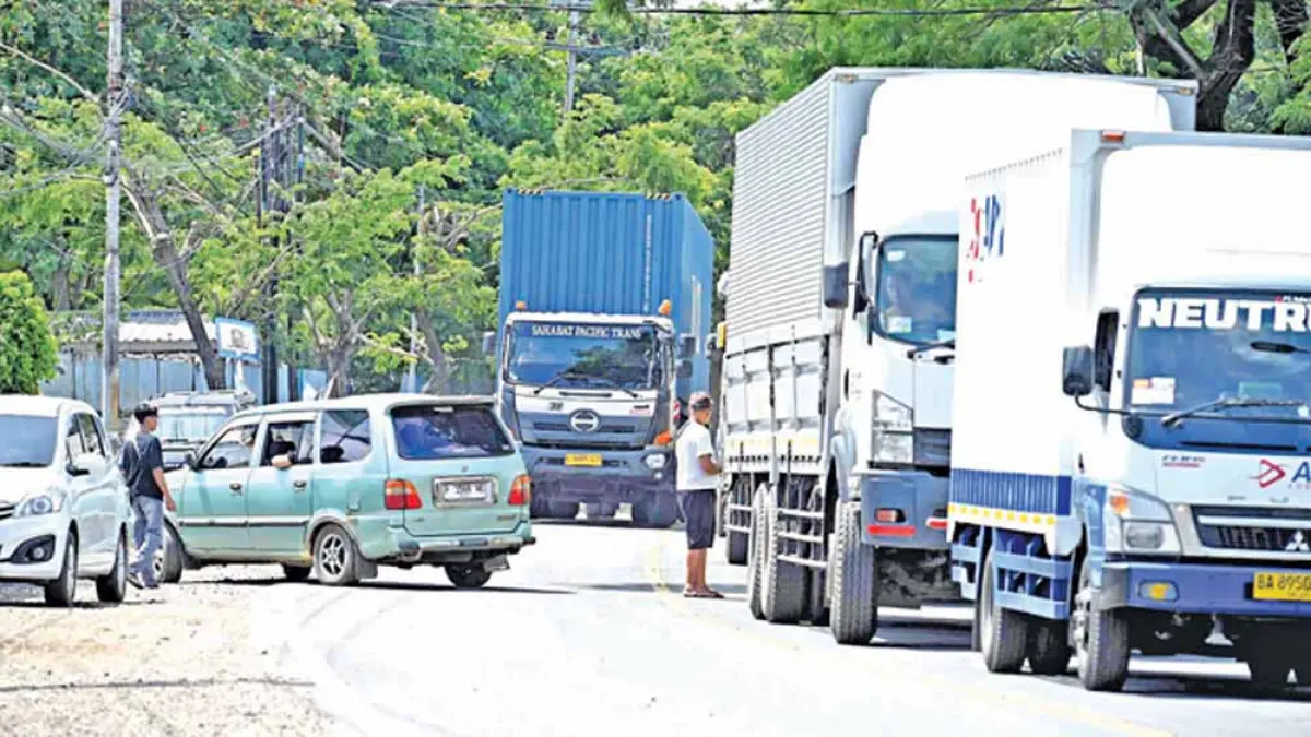 MASALAH KLASIK: Kendaraan besar terjebak kemacetan di jalur menuju Pelabuhan Ketapang, Kecamatan Kalipuro, pada puncak arus balik Lebaran, Minggu (29/3). (Ramada Kusuma/Radar Banyuwangi)