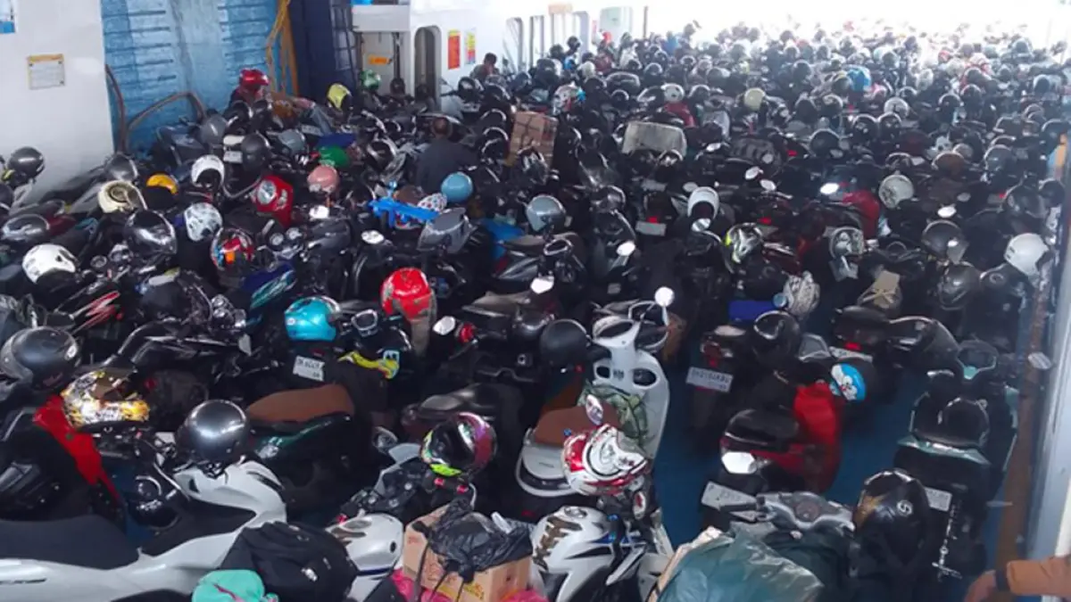 MEMBELUDAK: Ratusan sepeda motor diangkut kapal menuju pelabuhan Gilimanuk. Total kendaraan yang menyeberang saat arus mudik mencapai sekitar 155 ribu unit. (Purnomo for Radar Banyuwangi)