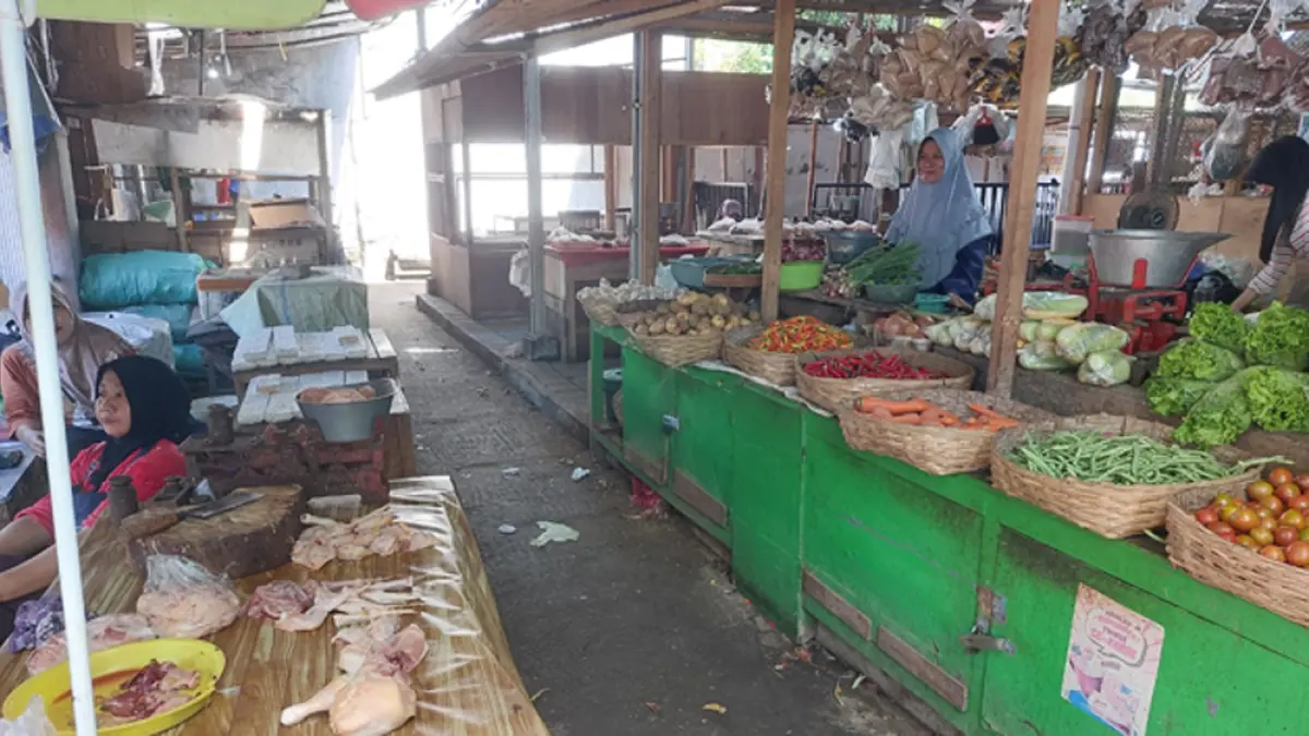 MENUNGGU PEMBELI: Pedagang menjajakan dagangan di Pasar Banyuwangi, Senin (30/3). (Akbar Maulana/Radar Banyuwangi)