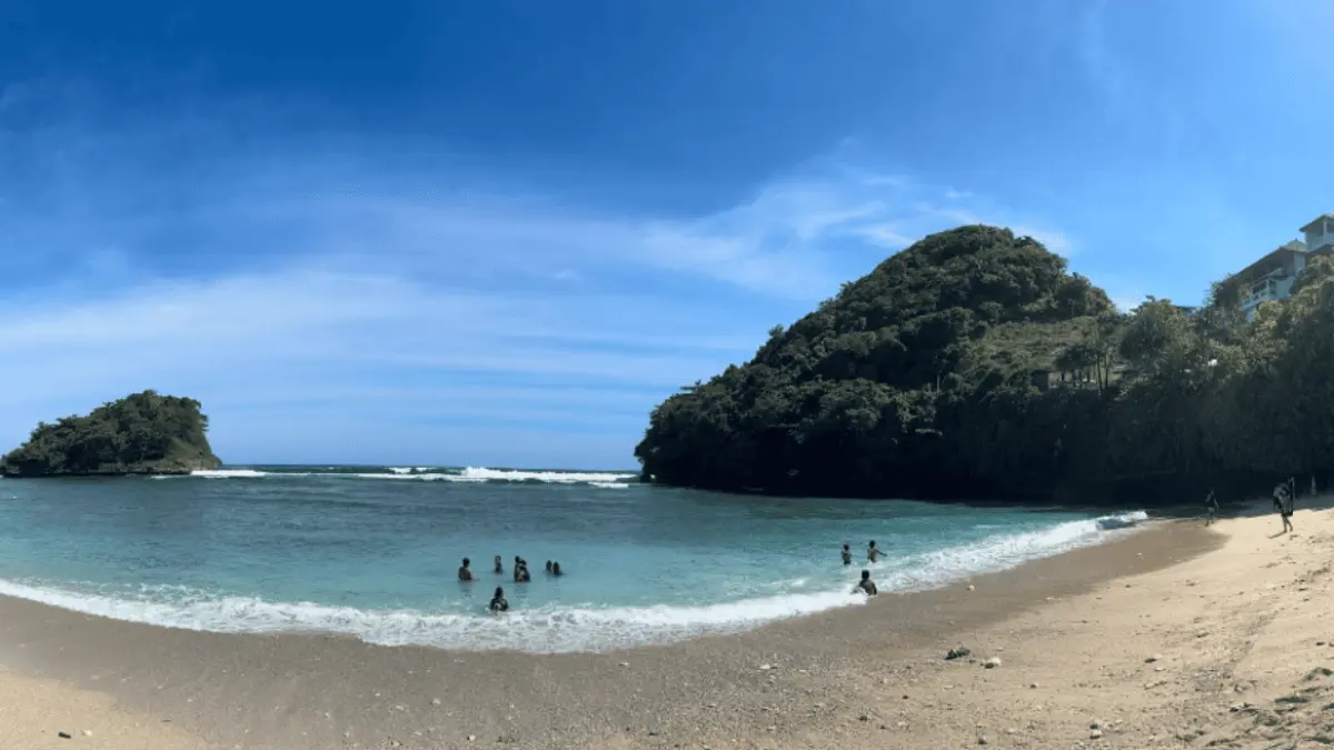 Pantai Teluk Asmara di Malang dijuluki Raja Ampat-nya Pulau Jawa. Simak harga tiket, jam buka, rute, fasilitas, spot sunset, camping, dan aktivitas wisata lengkap terbaru. (Radar Kediri)