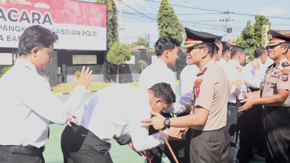 PERERAT SILATURAHMI: Kapolresta Kombespol Rofiq Ripto Himawan disalami anggotanya dalam halal bihalal di halaman Mapolresta Banyuwangi, Senin (30/3). (Humas Polresta Banyuwangi)