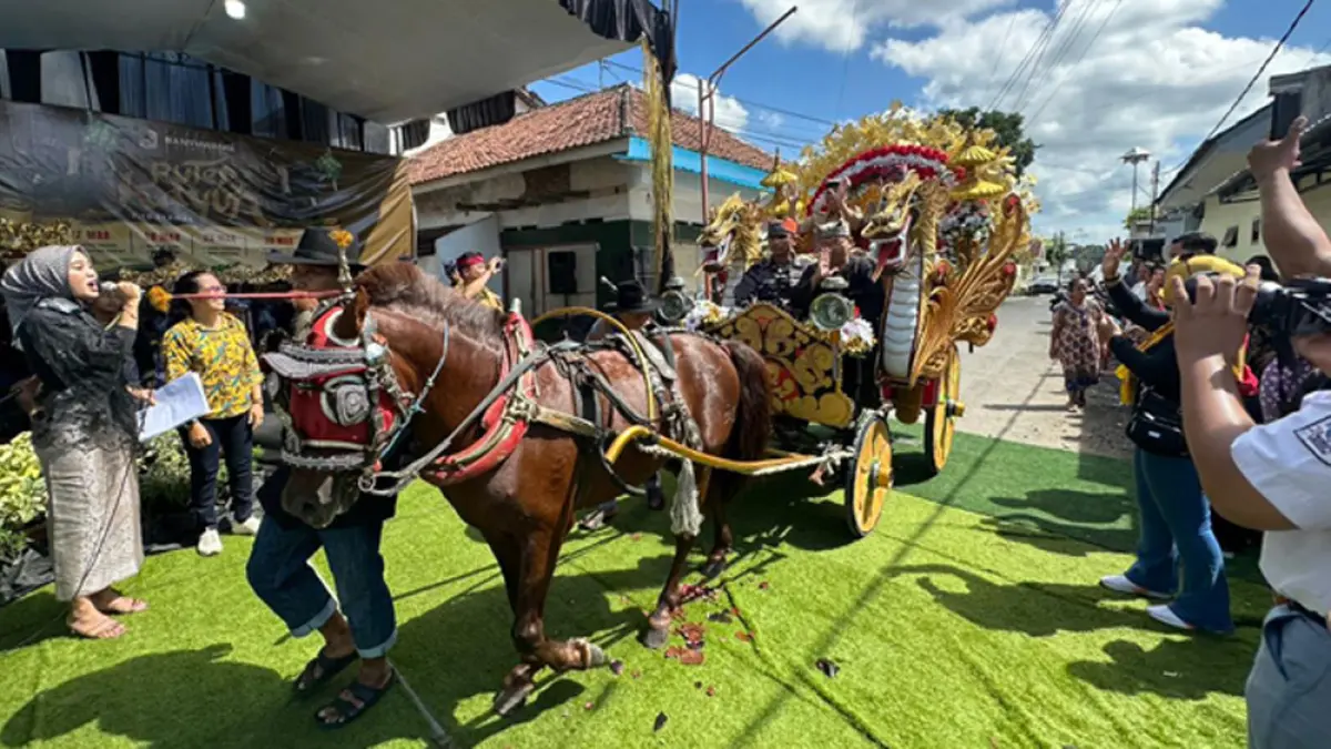 PUTAR KOTA: Rombongan tradisi Puter Kayun berangkat dari Kelurahan Boyolangu, Senin (30/3). Gara-gara jalur menuju Watudodol macet, rute Puter Kayun cukup di jalanan kota Banyuwangi. (Ramada Kusuma/Radar Banyuwangi)