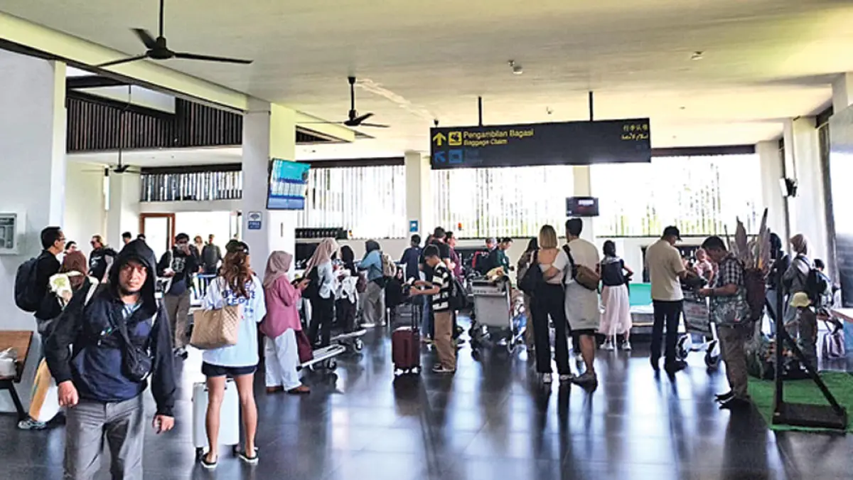 RAMAI: Penumpang pesawat mengambil bagasi di terminal Bandara Banyuwangi, Minggu (29/3). (Wiratmoko for Radar Banyuwangi)
