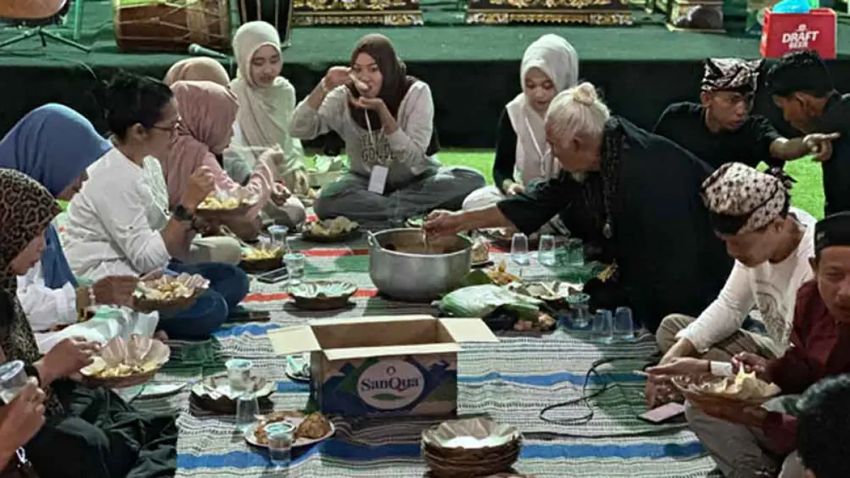 RUKUN: Warga Kelurahan Boyolangu, Kecamatan Giri makan ketupat bareng-bareng dalam rangkaian Boyolangu Traditional Culture 2026. (Dini for Radar Banyuwangi)