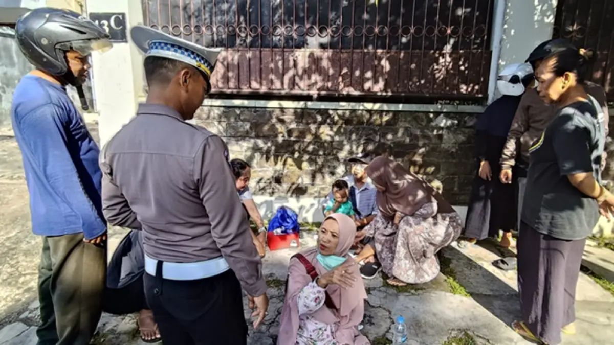 TABRAK PEMBATAS JALAN: Kanit Gakkum Satlantas Polresta Banyuwangi Ipda Tri Pepri Alfian memberikan pertolongan kepada korban kecelakaan di Jalan Gajahmada, Banyuwangi Senin (30/3). (Kanit Gakkum Polresta Banyuwangi)