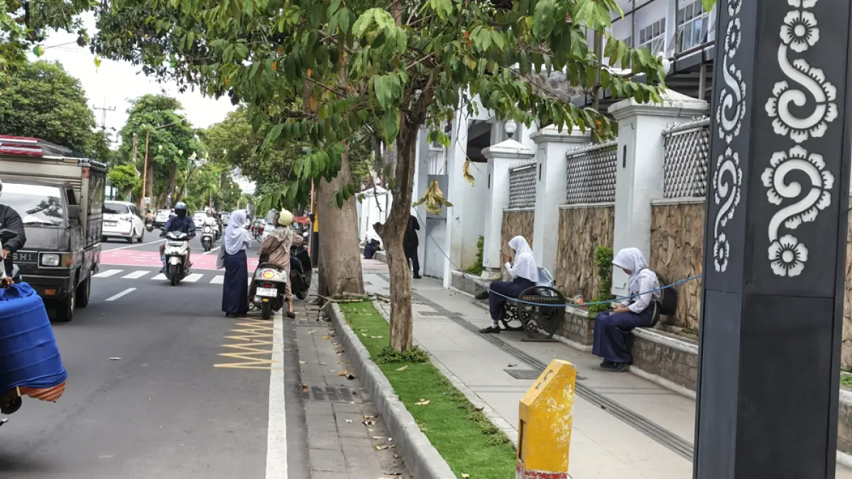 TIDAK DAPAT MBG: Siswa SMPN 1 Banyuwangi menunggu dijemput seusai pulang sekolah, Senin (30/3). (Ksatria Raya/Radar Banyuwangi)