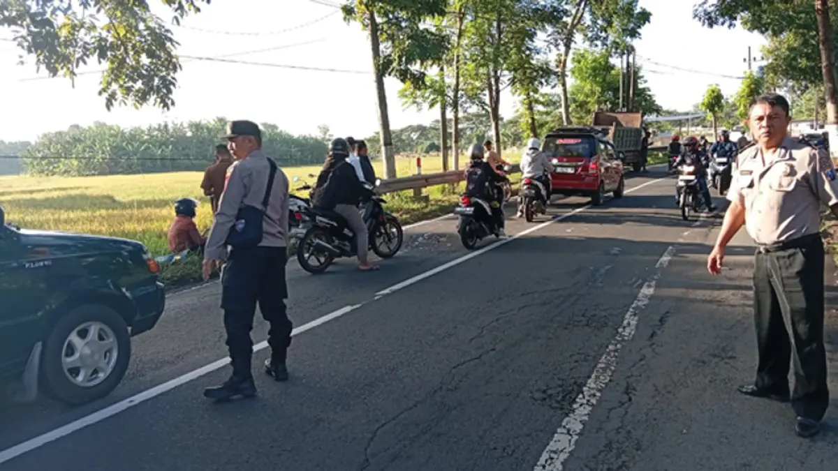 TKP: Anggota kepolisian mengatur arus lalu lintas pasca insiden kecelakaan di jalan raya Rogojampi-Genteng, tepatnya di Desa Gambor, Kecamatan Singojuruh, Senin (30/3). (Andra for Radar Banyuwangi)