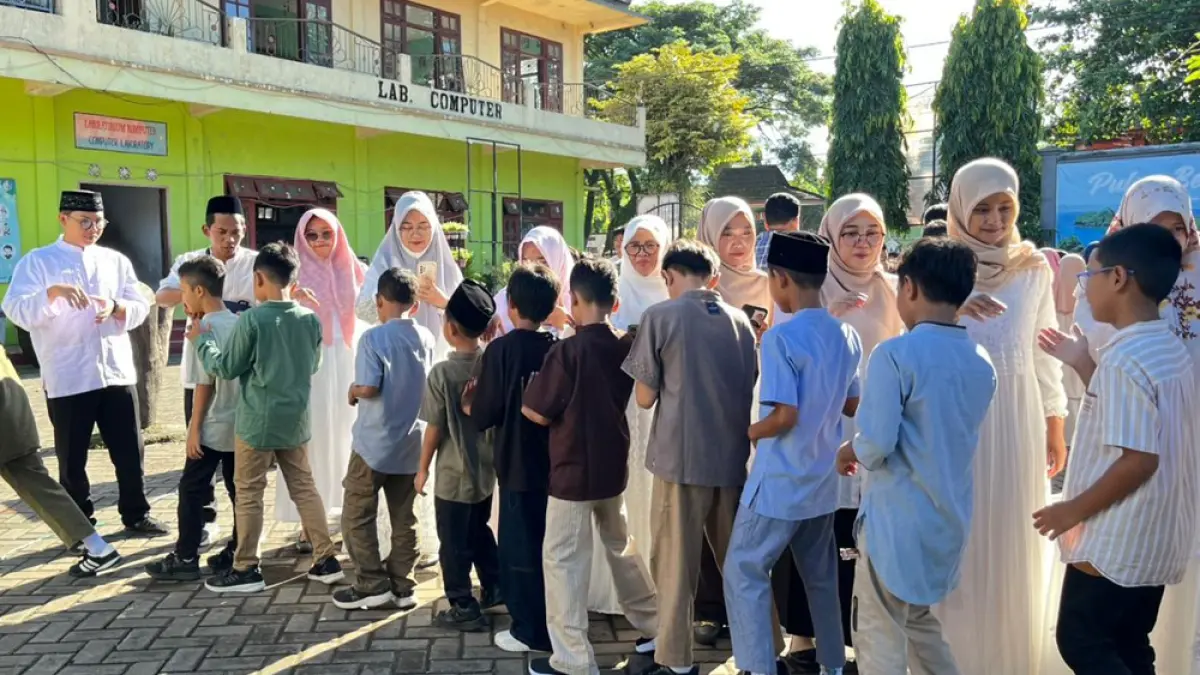 TRADISI: Para siswa SDN 1 Genteng bersalaman dengan dewan guru di hari pertama masuk sekolah usai libur Lebaran 1447 Hijriah, Senin (30/3). (Salis Ali/Radar Banyuwangi)