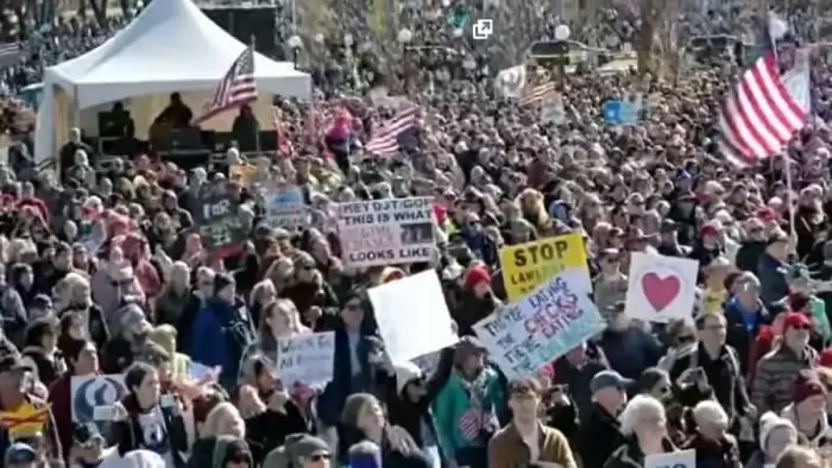 Warga AS turun ke jalan dalam demo No Kings di New York, memprotes kebijakan Presiden Donald Trump. (tangkapan layar YouTube)