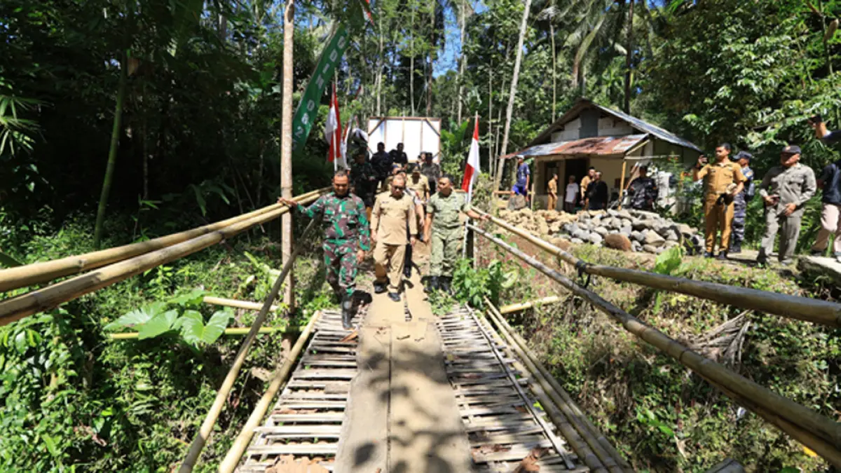 Dandim Letkol (Arm) Triyadi Indrawijaya (kanan) bersama Wabup Mujiono meninjau jembatan darurat penghubung Dusun Krajan dan Dusun Gumuk Candi di Desa/Kecamatan Songgon, Senin (30/3). (Dini for Radar Banyuwangi)