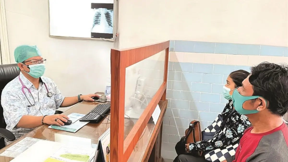 FASILITAS MEDIS MEMADAI:  Dokter Spesialis Paru dr Dedy Sasongko, SpP memeriksa salah satu pasien TBC di RSUD Blambangan. (PUTRI RSUD BLAMBANGAN UNTUK RABA)