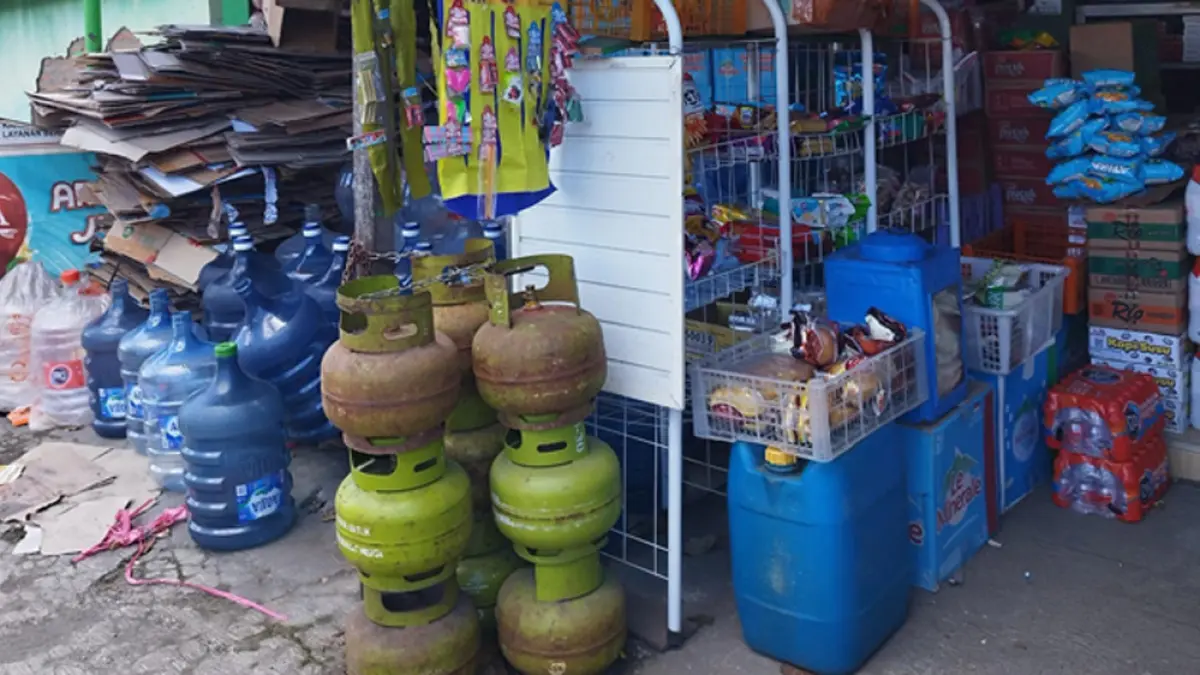 KOSONG: Toko 99 di Kelurahan Banjarsari, Kecamatan Glagah, mengalami kekosongan gas elpiji melon, Selasa (31/3). (Bagus Rio/Radar Banyuwangi)