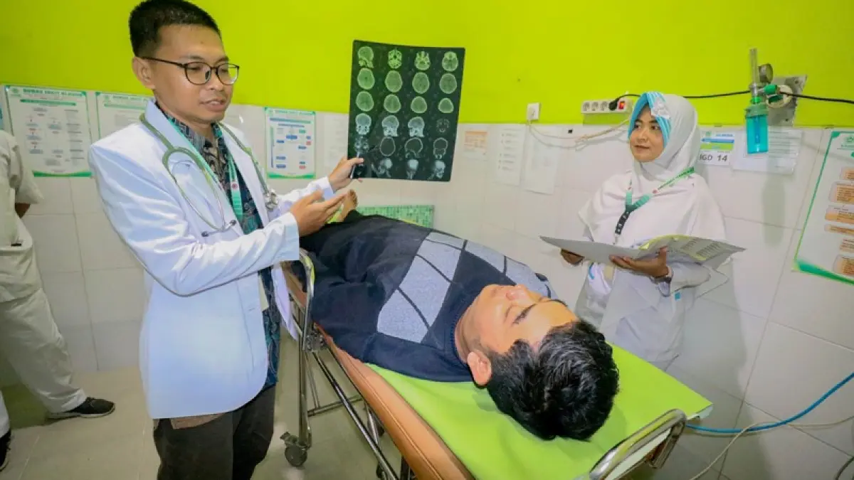 LAYANI PASIEN: Selama lebaran, RSAH siaga 24 jam. Masyarakat yang membutuhkan layanan kesehatan dapat tertangani dengan cepat, tepat dan akurat. (HUMAS RSAH UNTUK RABA)