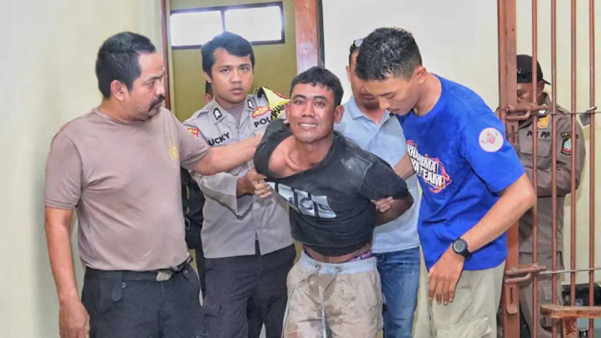 MATA MELOTOT:  Anggota Polsek Pesanggaran dibantu petugas Satpol PP menggiring Adi Setiawan untuk diamankan, Selasa (31/3). (Salis Ali/Radar Banyuwangi)
