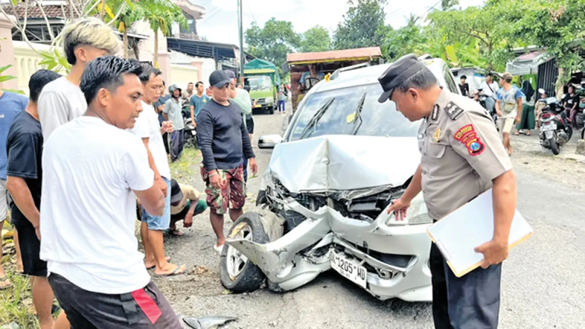 OLAH TKP: Anggota Polsek Bangorejo sedang melakukan pemeriksaan terhadap kendaraan yang terlibat kecelakaan di Desa Ringintelu, Kecamatan Bangorejo, Selasa (31/3). (Humas Polsek Bangorejo)