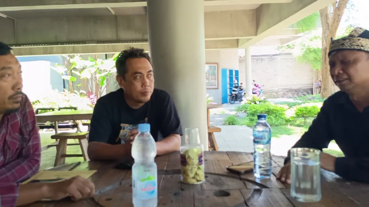  Plt Camat Pesanggaran Didik Eko Wahyudi (kanan) melakukan koordinasi di Gedung Grha Pena Banyuwangi, Selasa (31/3). (Gerda Sukarno/Radar Banyuwangi)