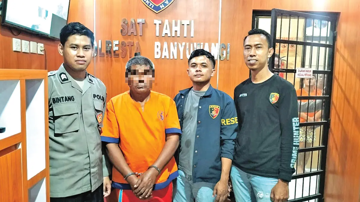 POLISI GADUNGAN: Anggota Polsek Rogojampi mengamankan terduga pelaku pemerasan dengan cara  berpura-pura menjadi anggota kepolisian, Selasa (31/3). (Dok. Polsek Rogojampi)