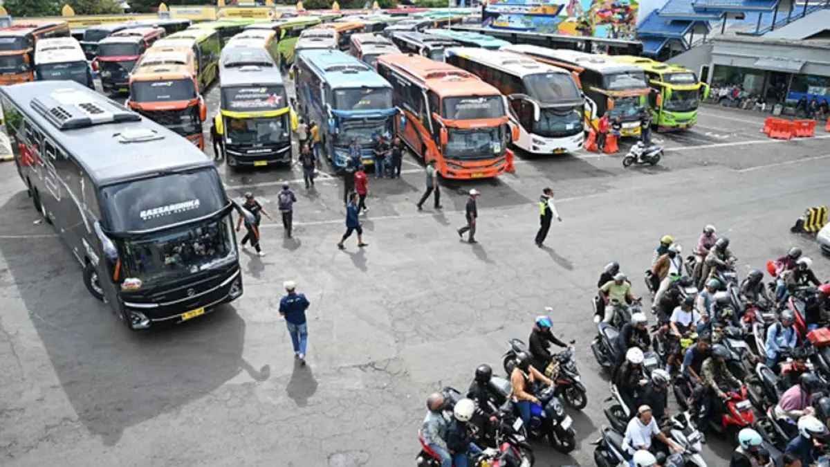 Ramada Kusuma/Radar Banyuwangi
ANTRE MASUK KAPAL: Bus dan kendaraan roda dua antre berjam-jam di parkiran Pelabuhan ASDP Ketapang, Selasa (31/3).