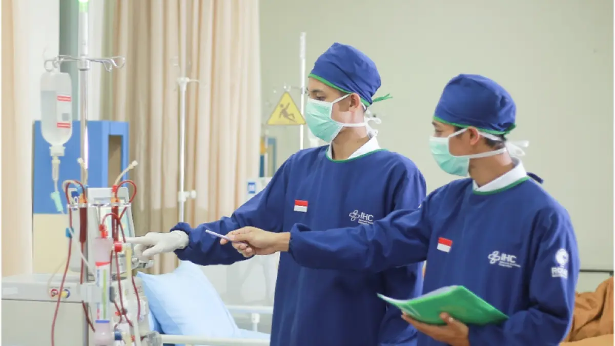 SAFETY: Petugas Unit Hemodialisis RSU Bhakti Husada sedang melakukan evaluasi terhadap pasien yang menjalani cuci darah dengan metode single use. (RUSTIDA UNTUK RABA)