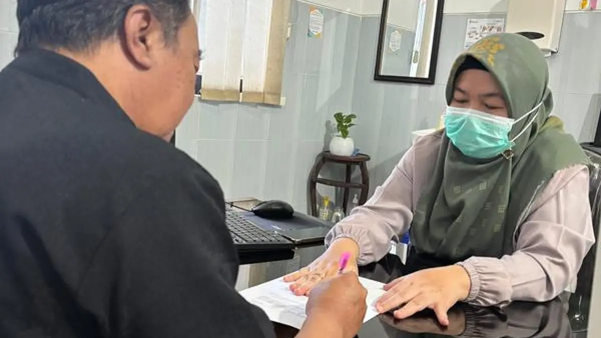 SKRINING: Pasien Menjalani Tes Singkat-Pemeriksaan Kondisi Mental (Mini-Mental State Examination/MMSE) di RSUD Genteng.( RSUD GENTENG UNTUK RABA)