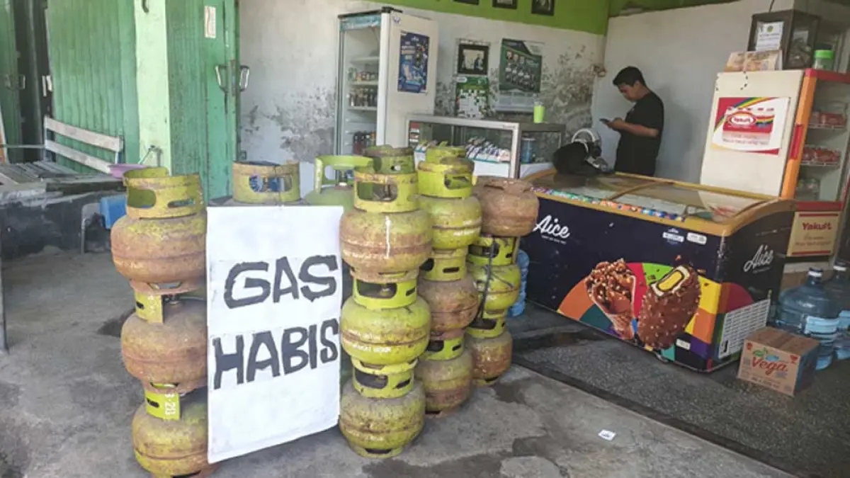 TABUNG KOSONG: Stok gas elpiji di salah satu agen Desa Kedungrejo, Kecamatan Muncar selalu habis dalam sehari, Selasa (31/3). (Zamrozi Wahyu/Radar Banyuwangi)