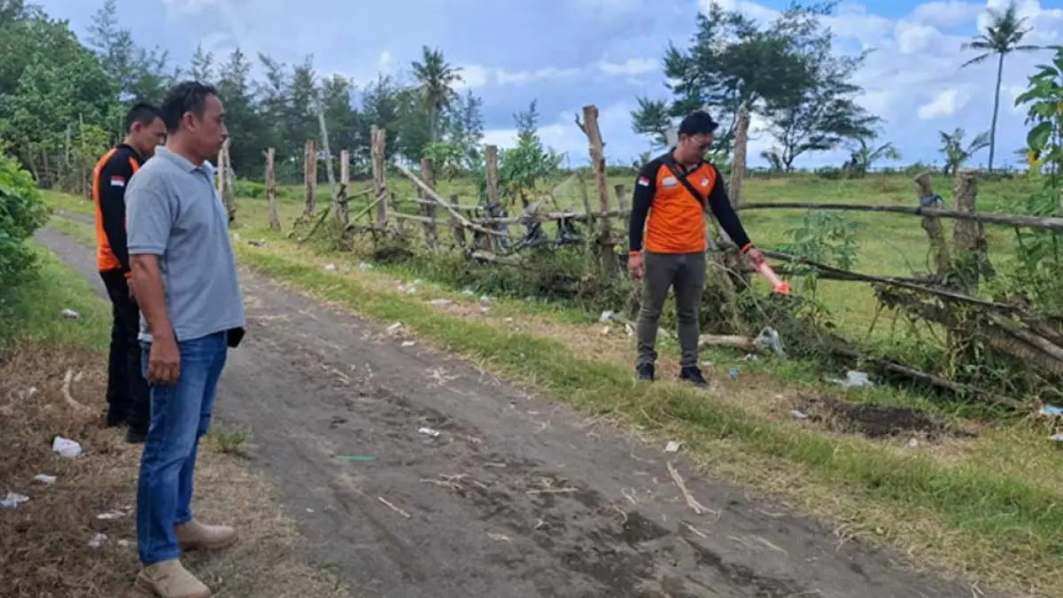 TKP: Tim Inafis Polresta Banyuwangi mengidentifikasi tempat kejadian perkara pembacokan di Kampung Baru Lampon, Dusun Ringinsari, Desa/Kecamatan Pesanggaran, Selasa (31/3). (Maskur for Radar Banyuwangi)