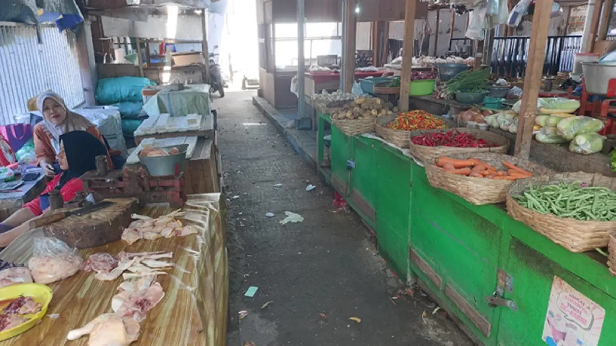 TURUN HARGA: Pedagang menjual daging ayam ras di lokasi rekolasi Pasar Banyuwangi pada Senin (30/3). (Akbar for Radar Banyuwangi)