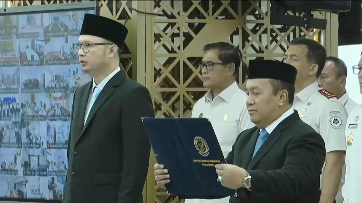Agus Andrianto melantik Hendarsam Marantoko sebagai Dirjen Imigrasi. (Antara)