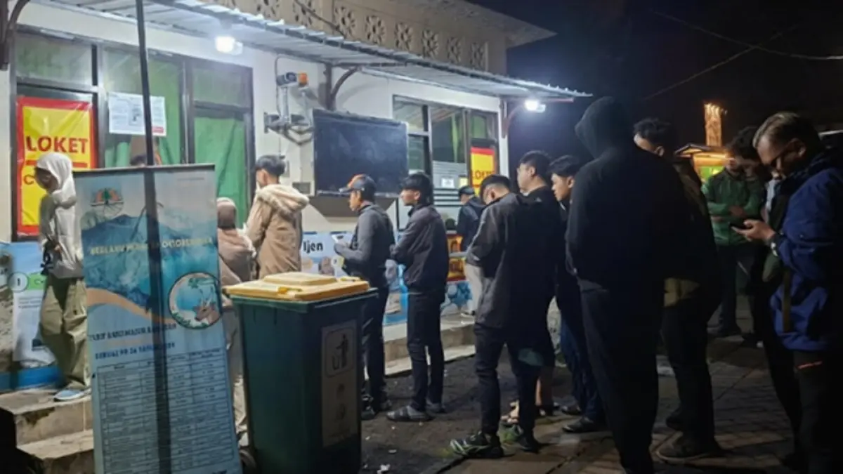 DESTINASI FAVORIT: Sejumlah pengunjung antre di loket tiket masuk TWA Ijen. (Istimewa)
