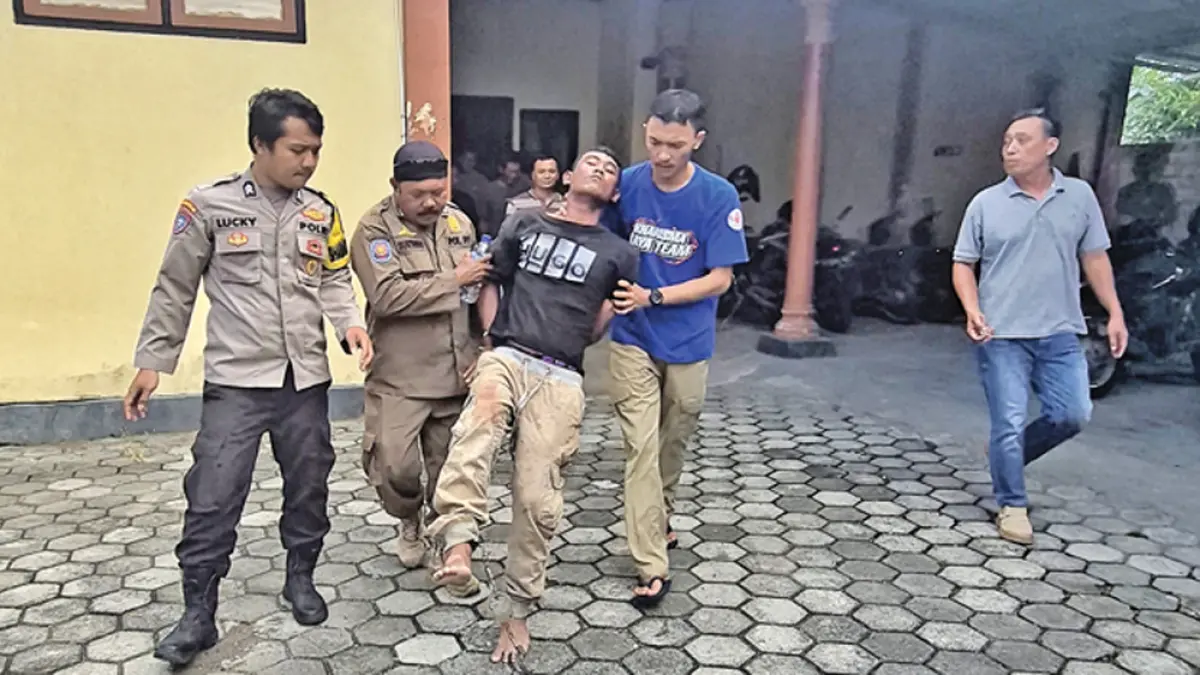 DIDUGA DEPRESI: Adi Setiawan saat akan dibawa ke Poli Jiwa RS Graha Medika, Gambiran, Selasa (31/3). (Salis Ali/Radar Banyuwangi)