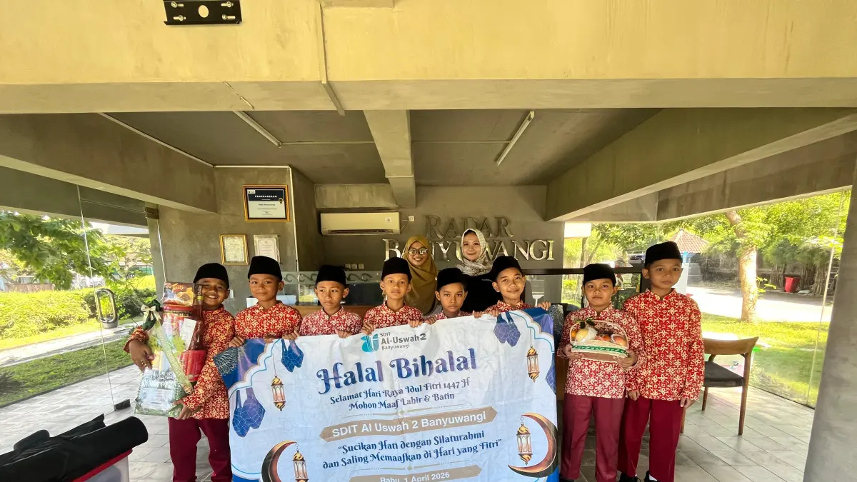 HALAL BIHALAL : Siswa SD IT Al Uswah 2 Banyuwangi mengunjungi Grha Pena Banyuwangi dalam rangka memeringati bulan Syawal 1447 Hijriah