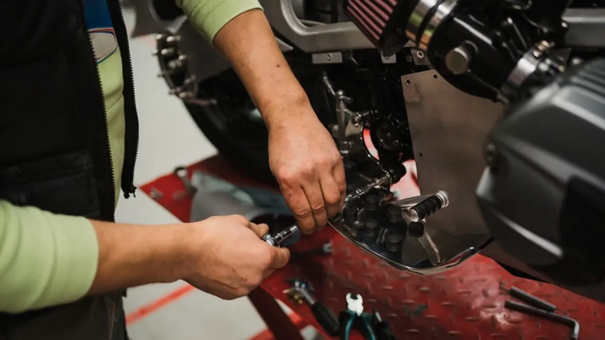 Ilustasi : Pemeriksaan motor secara menyeluruh menjadi langkah penting untuk menjaga performa tetap prima dan aman digunakan. (Foto:Freepik)