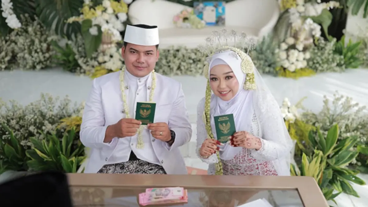 Mohamad Ksatria Raya dan Alfiyatul Hasanah usai menikah. (Bagus Rio/Radar Banyuwangi)