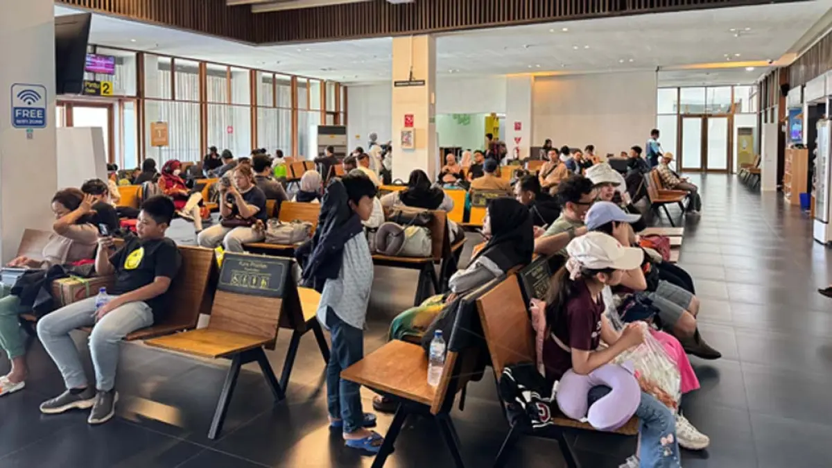 MOMEN LEBARAN: Calon pengguna transportasi udara di Bandara Banyuwangi menunggu keberangkatan pesawat Rabu (1/4). (Wiratmoko for Radar Banyuwangi)