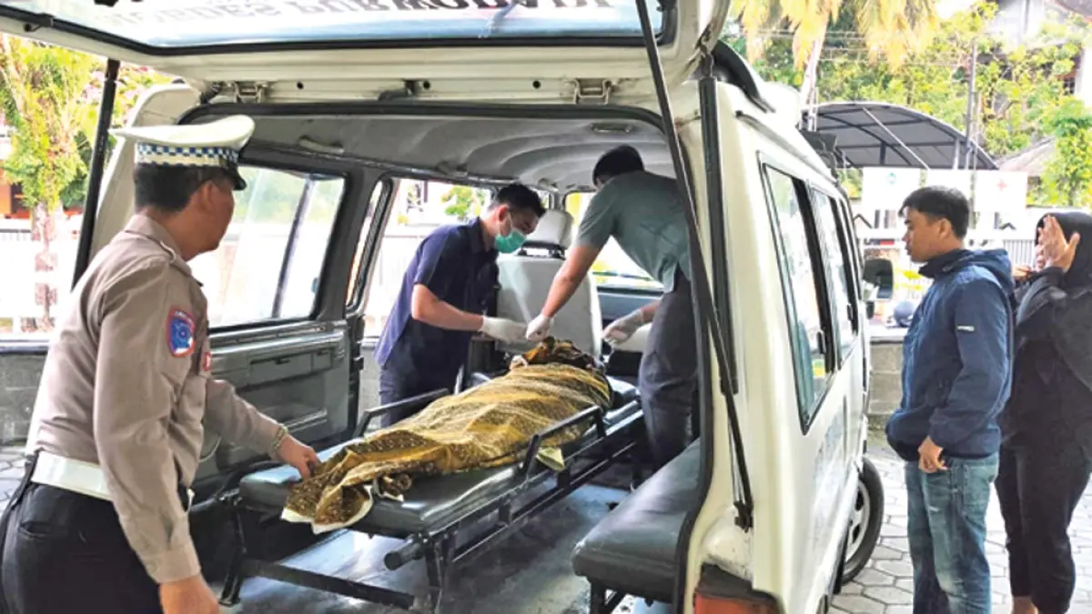OLAH TKP: Kanit Lantas Polsek Gambiran Aiptu Muhamad Basori melakukan olah TKP insiden tabrak lari di Desa Purwodadi, Kecamatan Gambiran, Rabu (1/4). (Muhamad Basori for Radar Banyuwangi)