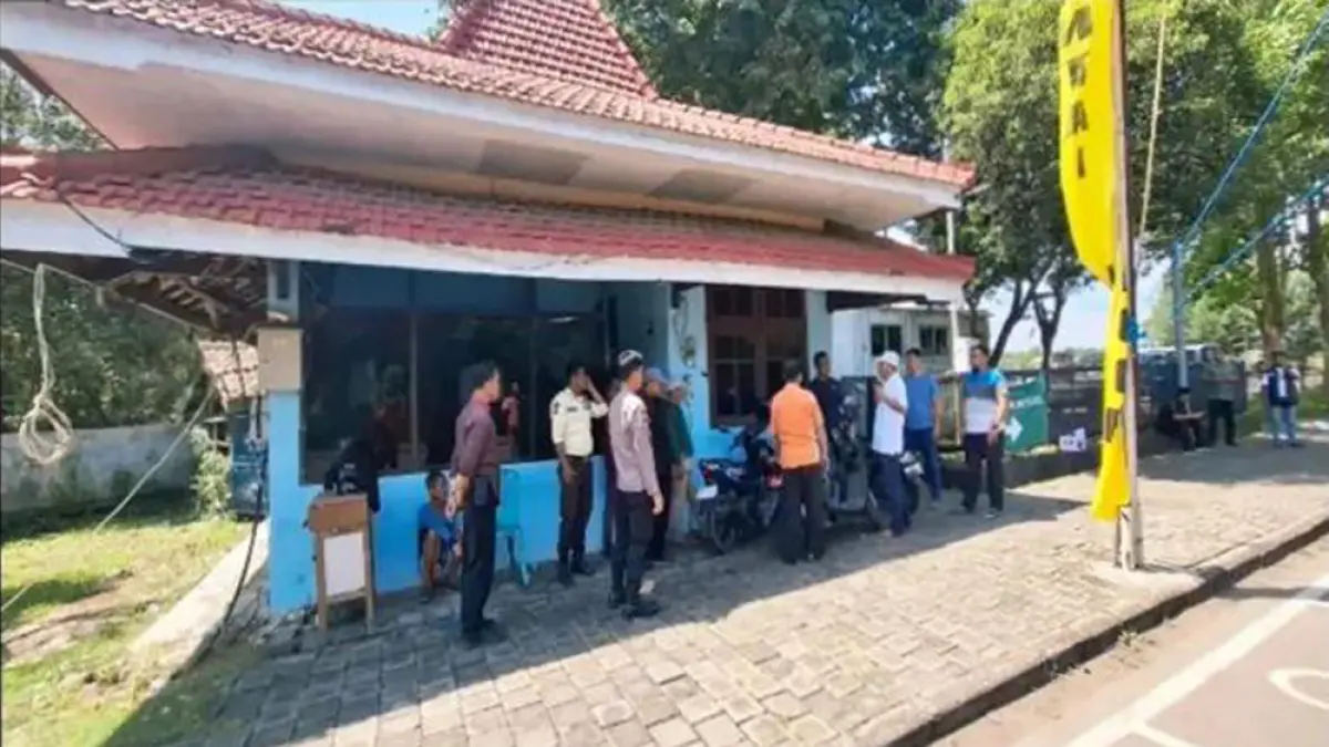 Penyidik Reskrim Polresta Banyuwangi melakukan olah TKP dugaan pemukulan yang dilakukan WNA asal Rusia Andrey Fadeev di pintu masuk Marina Boom, Rabu (1/4). (ISTIMEWA)