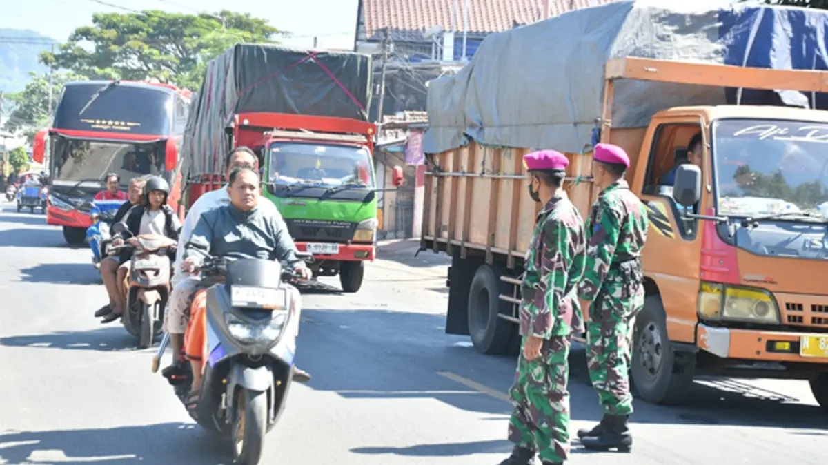 Personel Marinir diterjunkan untuk mengurai kepadatan arus lalu lintas menuju Pelabuhan ASDP Ketapang, Rabu (1/4). (Penlanal for Radar Banyuwangi)