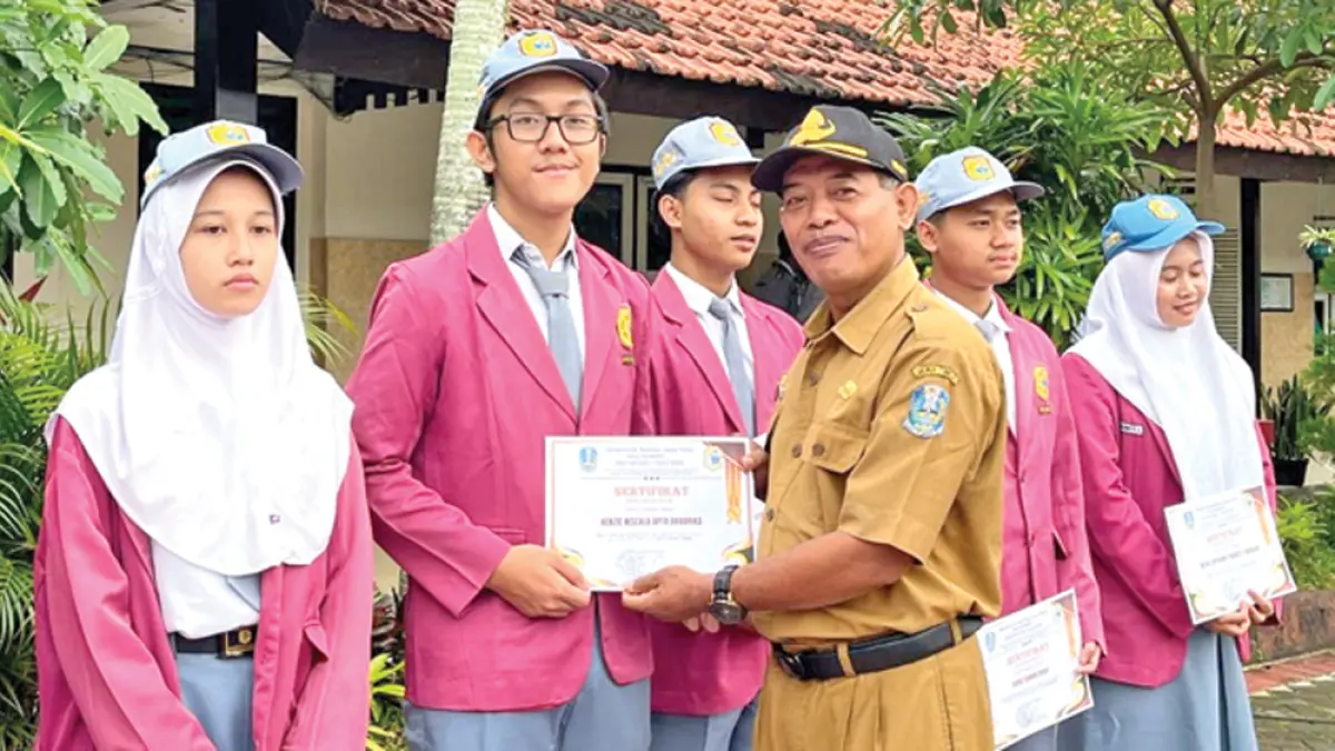 PRESTASI: Kepala SMAN 1 Genteng, Minarto bersama siswa berprestasi di SMAN 1 Genteng. (Salis Ali/Radar Banyuwangi)