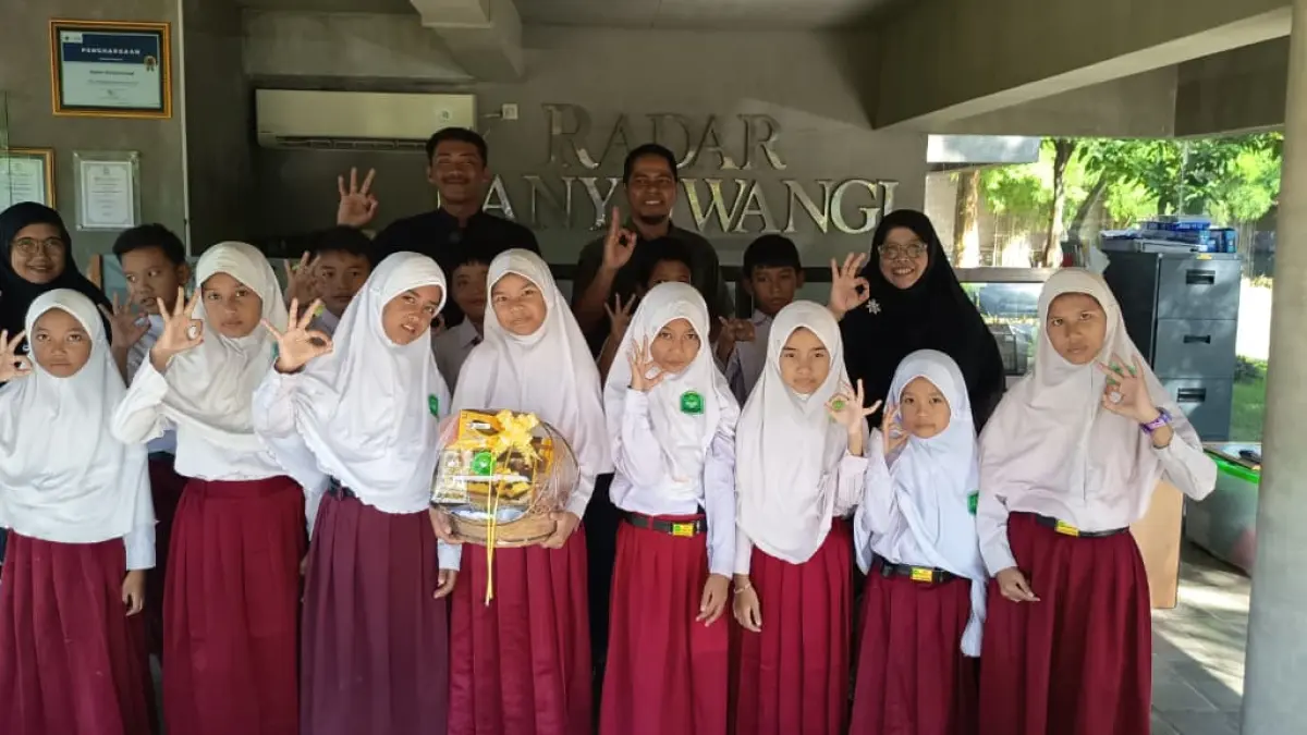 TAMU KITA : Siswa beserta Guru SD IT Darul Ilmi Banyuwangi berkunjung di Grha Pena Banyuwangi 