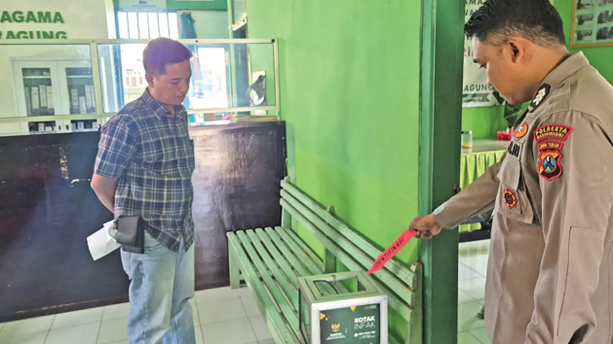 TKP: Petugas Unit Reskrim Polsek Siliragung melakukan proses identifikasi kasus pencurian di KUA Siliragung, Desa Kesilir, Kecamatan Siliragung, Selasa (31/3). (Heru for Radar Banyuwangi)