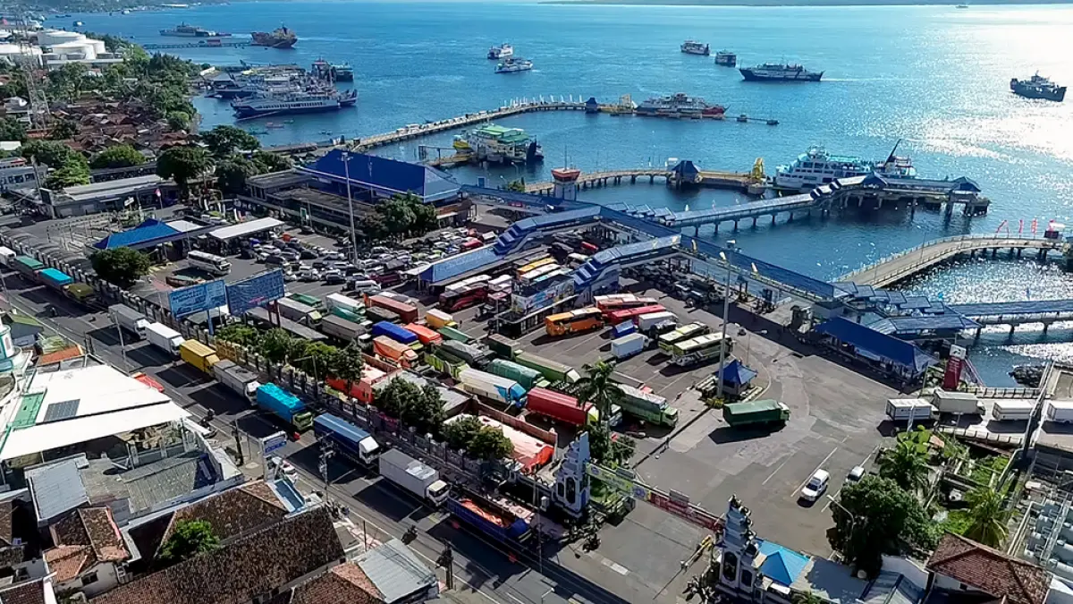 BUTUH SOLUSI: Kendaraan roda empat menunggu giliran masuk kapal di dekat dermaga Pelabuhan ASDP Ketapang. Ekor antrean kendaraan mengular sampai Kampe, Kamis (2/4). (Ramada Kusuma/Radar Banyuwangi)