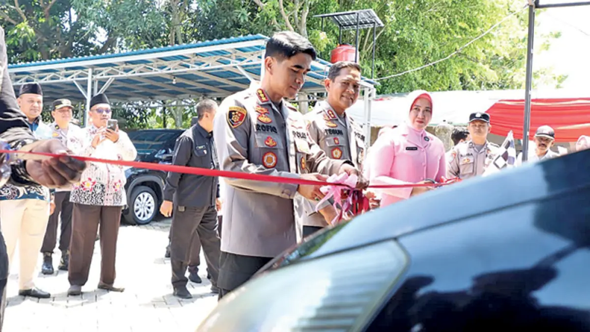 Kombespol Rofiq Ripto Himawan memotong pita sebagai simbol peresmian SPPG Polresta Banyuwangi di Mapolsek Srono, Kamis (2/4). (Humas Polresta Banyuwangi)