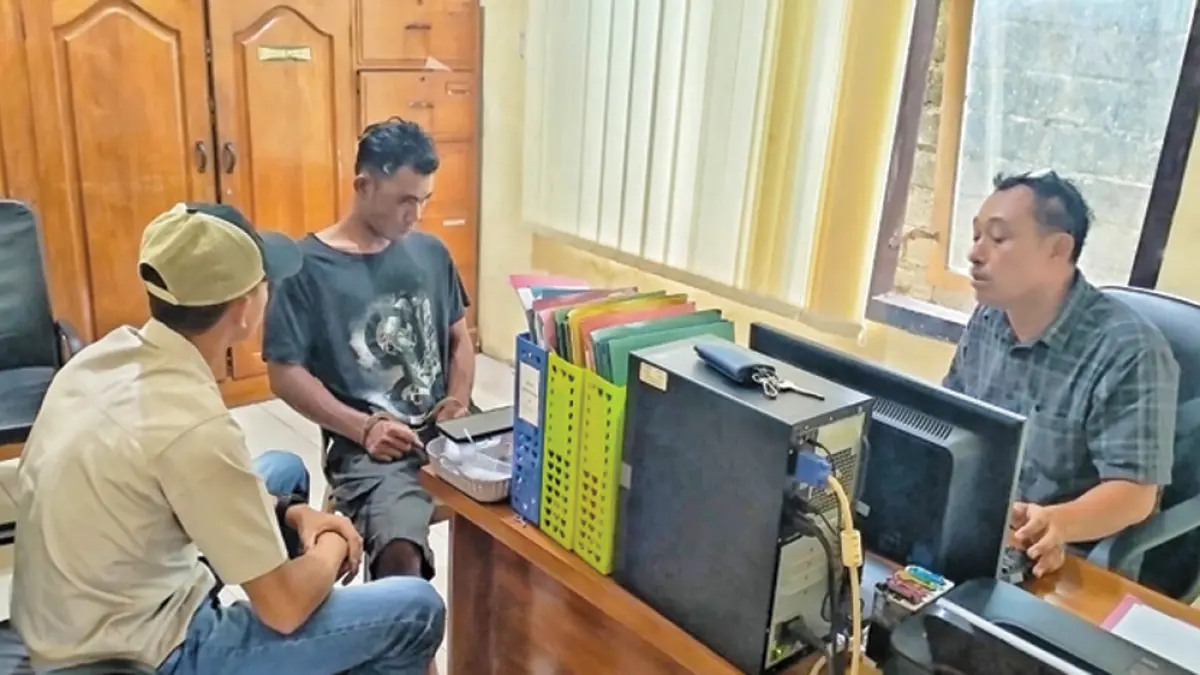 PEMERIKSAAN: Adi Setiawan, 31, warga Dusun Ringinsari, Desa/Kecamatan Pesanggaran diperiksa penyidik Polsek Pesanggaran Kamis (2/4). (Heru for Radar Banyuwangi)