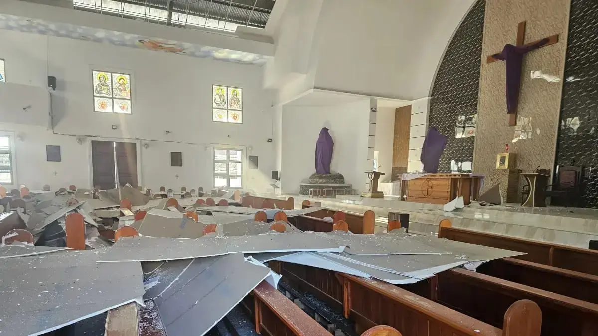Plafon Gereja BHKY Rumengkor di Minahasa runtuh akibat gempa Sulawesi Utara berkekuatan M 6,4, Jumat pagi. (istimewa-Radar Palu)